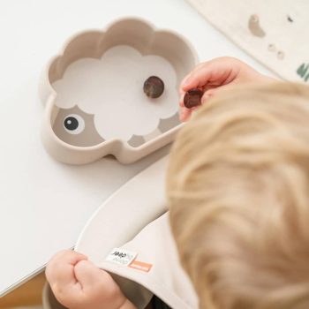 Done by Deer Szilikon tapadós tál, Sheepy, homokszínű