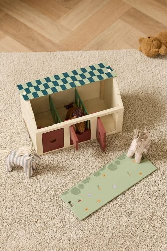 Kid's Concept Istálló lovakkal